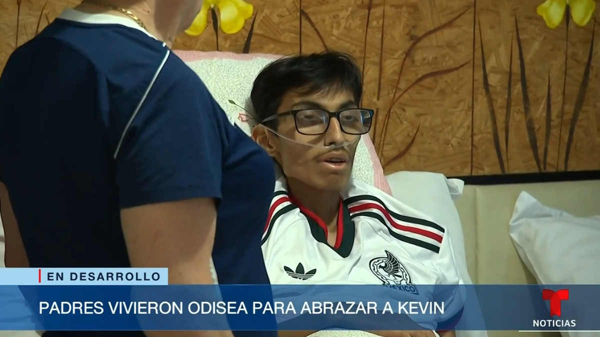 Foto tomada de un reportaje de Noticias Telemundo sobre Kevin González, transmitido el lunes 11 de mayo de 2026. González falleció de cáncer de colon el domingo 10 de mayo, en Durango, México. Su caso fue noticia porque pidió como último deseo ver a sus padres, pero ellos estaban detenidos en EEUU y el proceso de deportación se retrasó. Los padres finalmente se reunieron con el día antes de morir.
