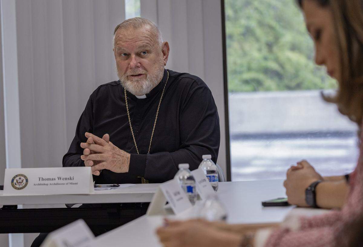  El arzobispo Thomas Wenski envió una carta al Vaticano anunciando su retiro. Aquí se le ve participando en una mesa redonda en septiembre para debatir el proyecto de ley “Ley de la Dignidad” en la Biblioteca Regional de Westchester con un grupo de líderes comunitarios.