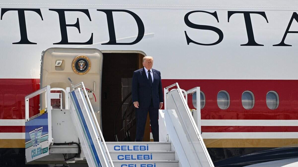 El presidente de Estados Unidos, Donald Trump, desciende del Air Force One tras su llegada a la Base Aérea de Etimesgut, cerca de Ankara, el 7 de julio de 2026, para asistir a la 36.ª Cumbre de Jefes de Estado y de Gobierno de la OTAN.