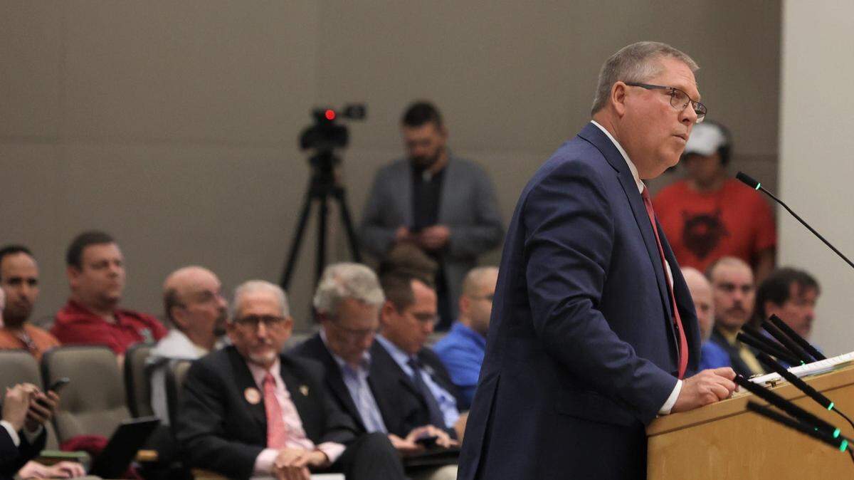 El representante Chuck Brannan, republicano por Macclenny, presenta un Proyecto de Ley en la Cámara de Representantes el martes 7 de febrero de 2023.