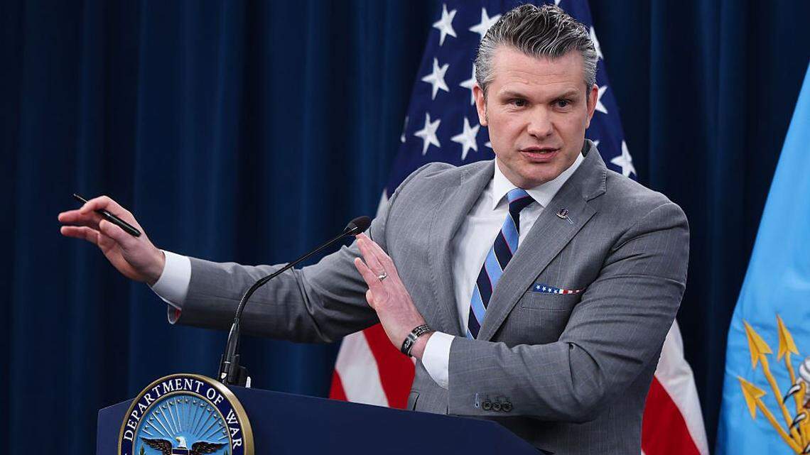 El Secretario de Guerra de los EEUU, Pete Hegseth, durante una conferencia de prensa en el Pentágono el 24 de abril de 2026, en Arlington, Virginia.
