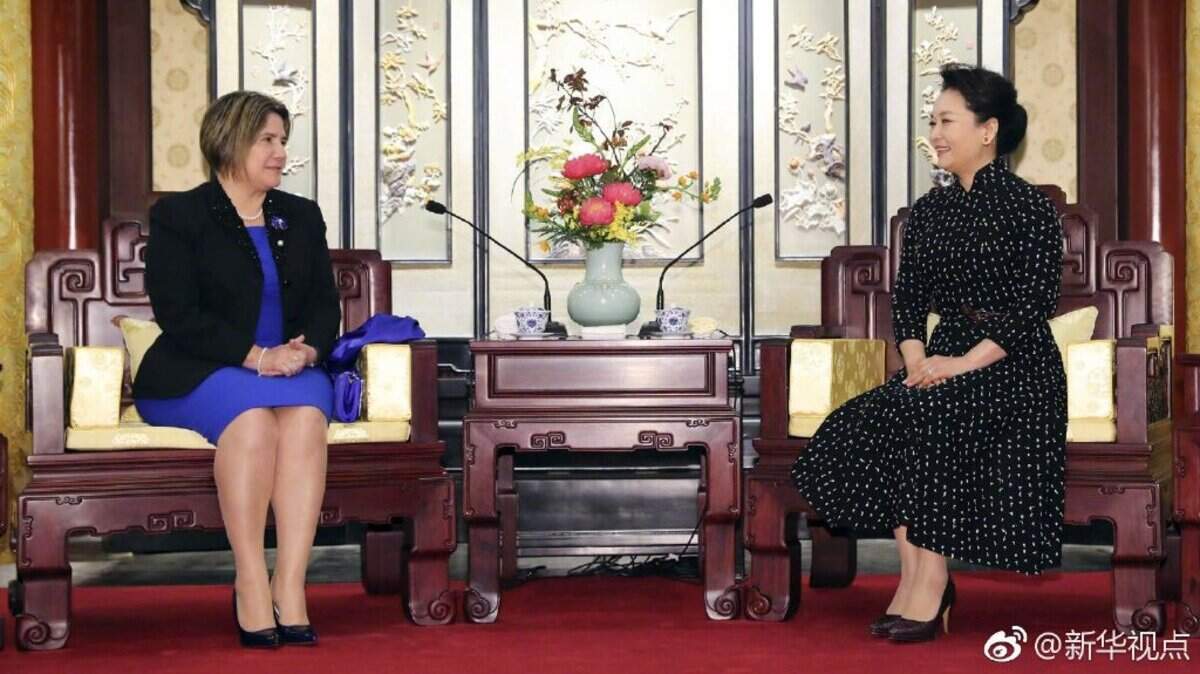 Las primeras damas de Cuba y China, Liz Cuesta y Peng Liyuan.