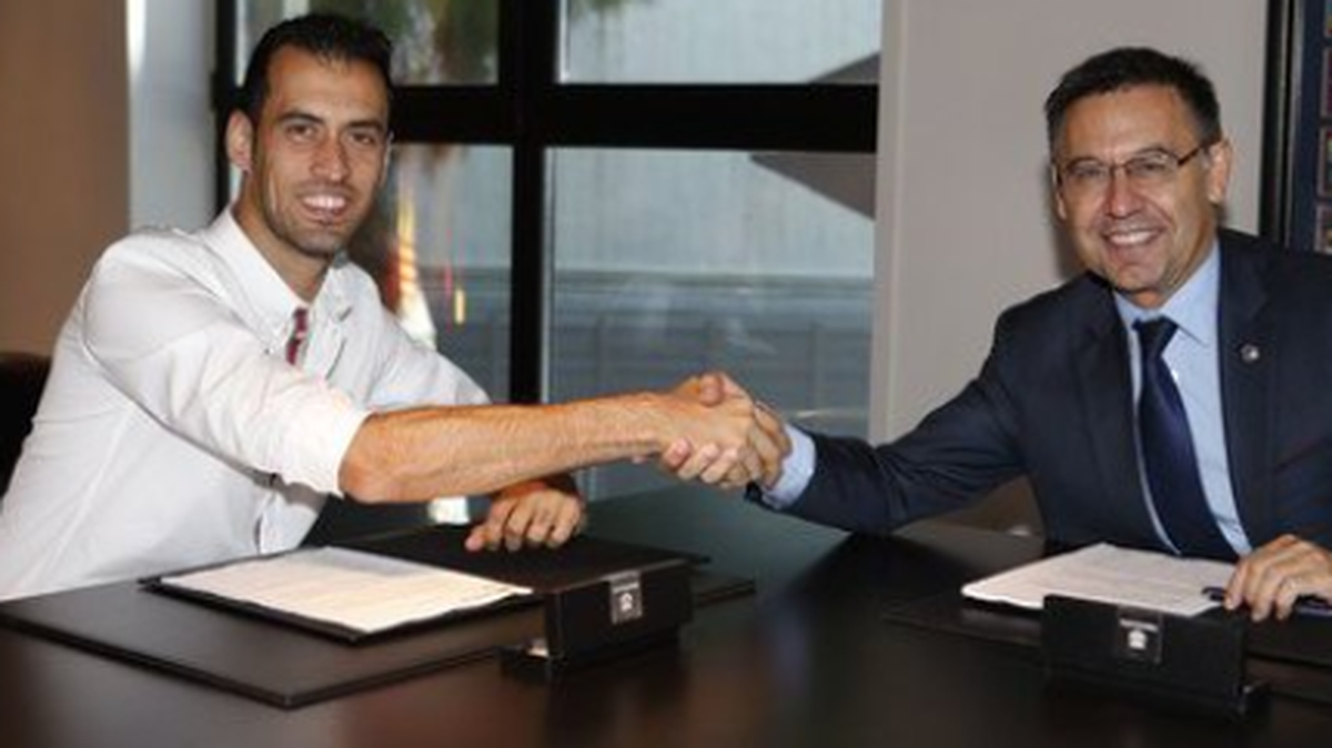 Sergio Busquets estrecha la mano del presidente de Barcelona Josep María Bartomeu en la firma de su renovación de contrato con el equipo azulgrana, el 27 de septiembre de 2018.