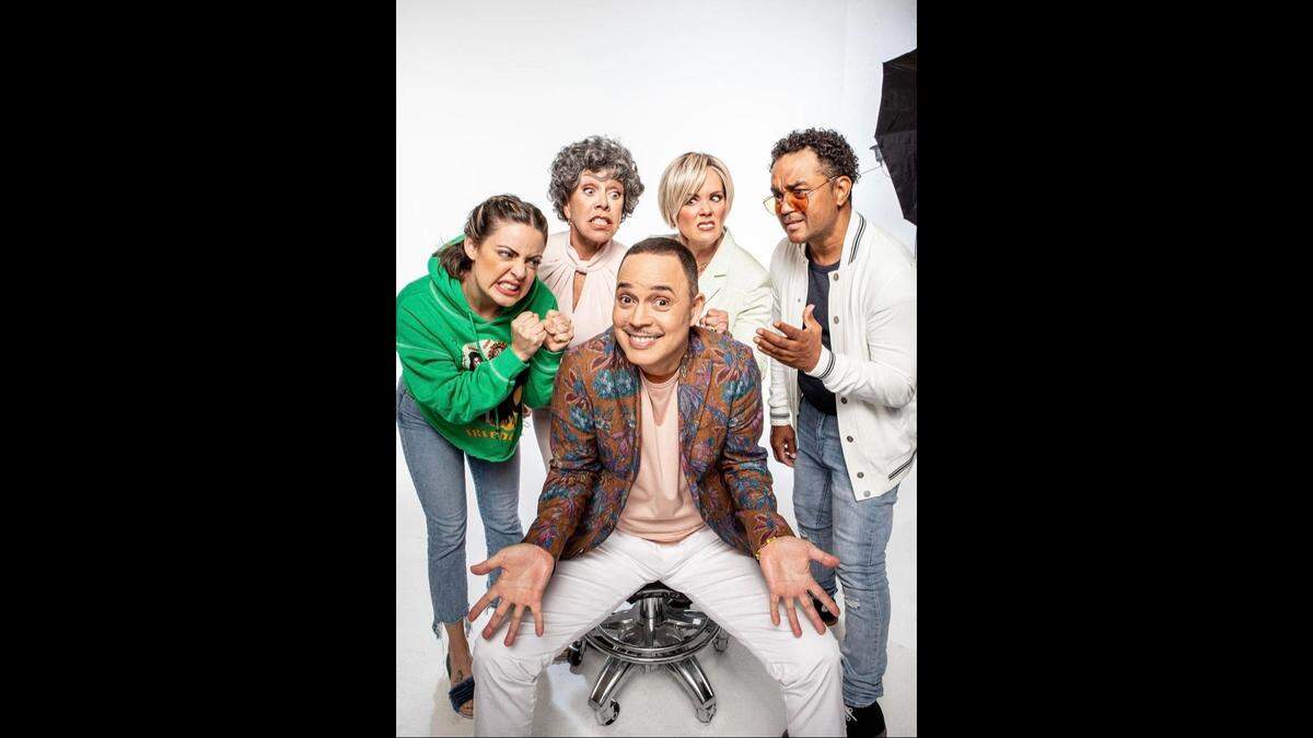 Alexis Valdés (centro) con parte del elenco de ‘La otra mascarilla’ Desde la izquierda: Claudia Valdés, Rosa Paseiro, Carmen Daysi y Vladimir Escudero.