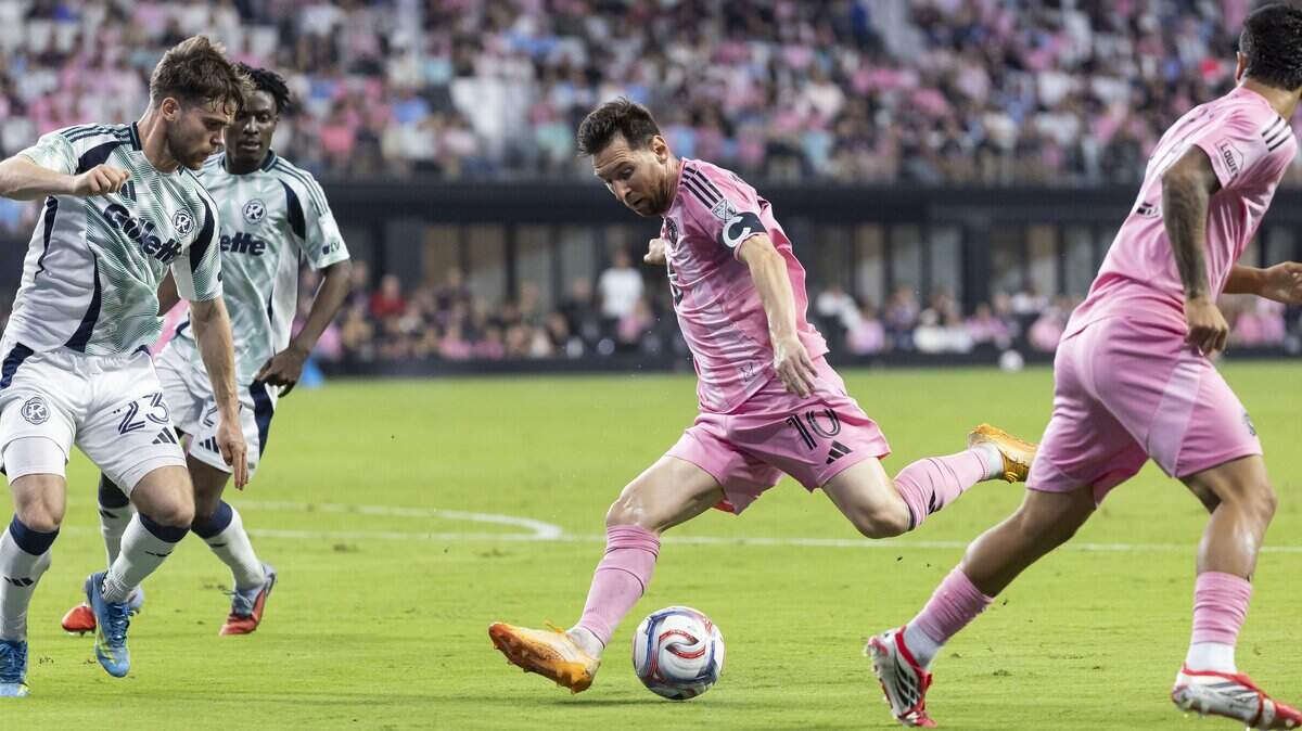 El capitán del Inter Miami, Lionel Messi, dispara a puerta ante la marca de Will Sands (#23), de New England Revolution, en el partido de la MLS celebrado el 25 de abril de 2026 en Miami. 