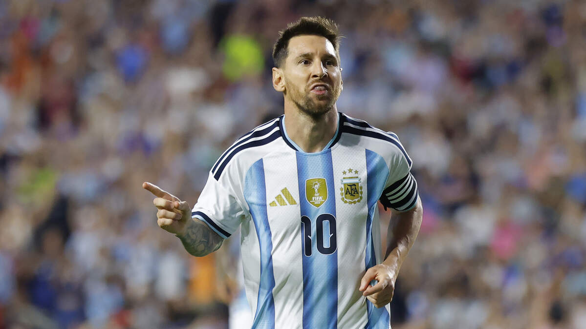 El astro de Argentina Lionel Messi celebra tras marcar el segundo gol de su equipo en el partido amistoso ante  Islandia, efectuado el 9 de junio de 2026 en el estadio Jordan-Hare, en Auburn, Alabama.
