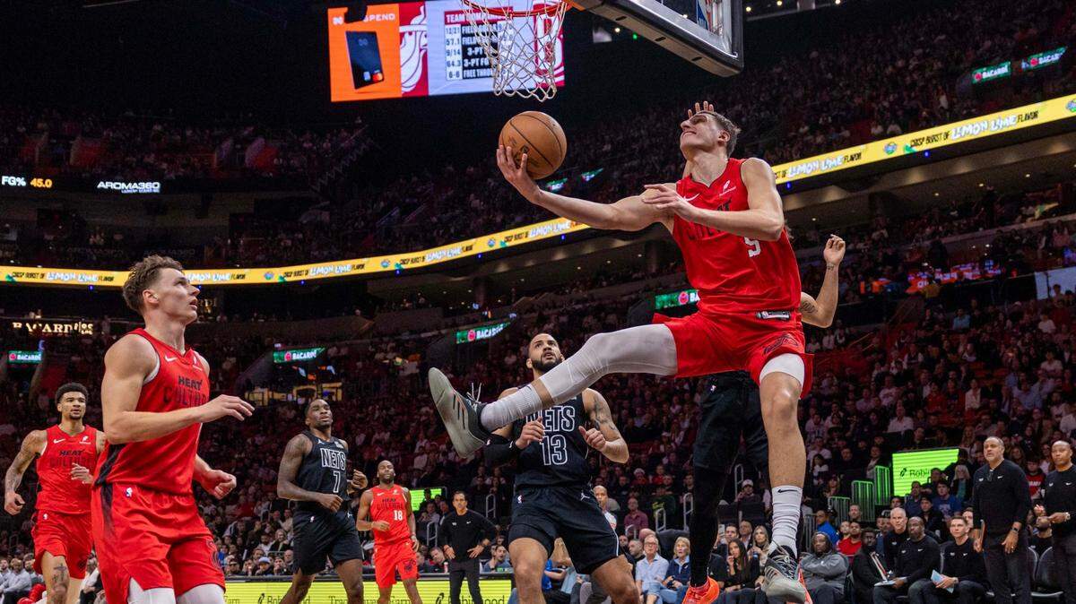 El jugador del Heat Nikola Jovic intenta la canasta ante la marca de Jalen Wilson (22), de los Nets de Brooklyn, en el partido celebrado el 23 de diciembre de 2024 en Miami.