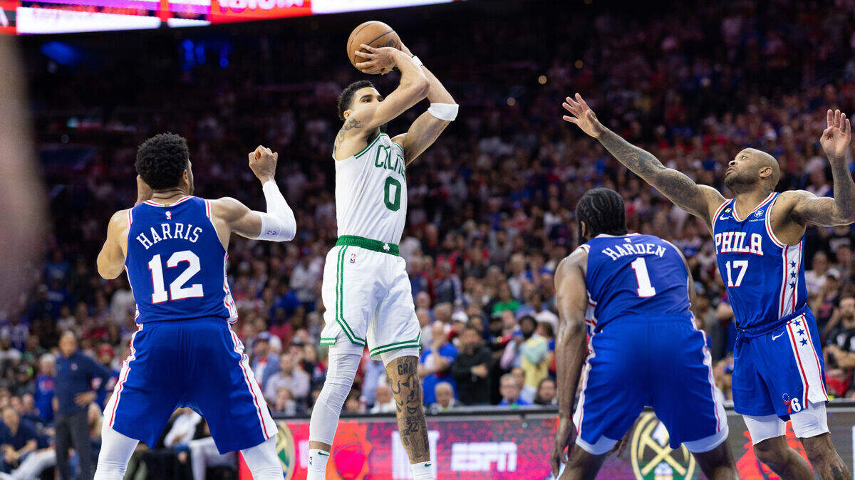  Jayson Tatum falló sus seis primeros triples, antes de asestar dos de forma consecutiva, que fueron claves en el cierre del partido para que los Celtics vencieran el jueves a los 76ers de Filadelfia por 95-86, obligando a que las semifinales de la Conferencia del Este regresen a Boston para un séptimo juego.