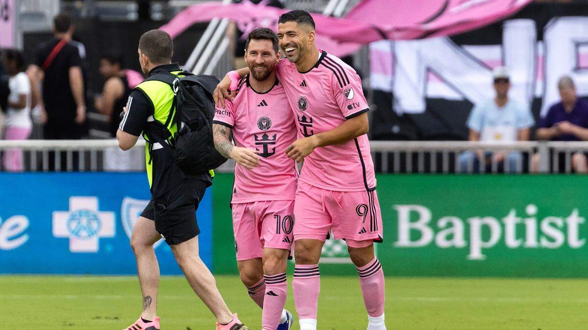 Los jugadores del Inter Miami Lionel Messi (izq.) y Luis Suárez están entre los cinco finalistas al premio Landon Donovan, que se le otorga al Jugador Más Valioso de la liga.