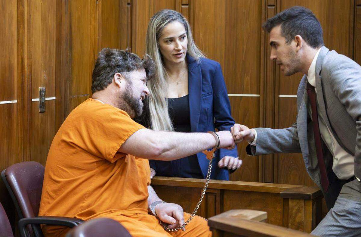 Travis Grafe, hijo de los antiguos copropietarios de Knaus Berry Farm, acompañado por sus abogados Lauren Dawson y Adam Peters durante su audiencia el viernes 26 de septiembre de 2025 en Miami, Florida.
