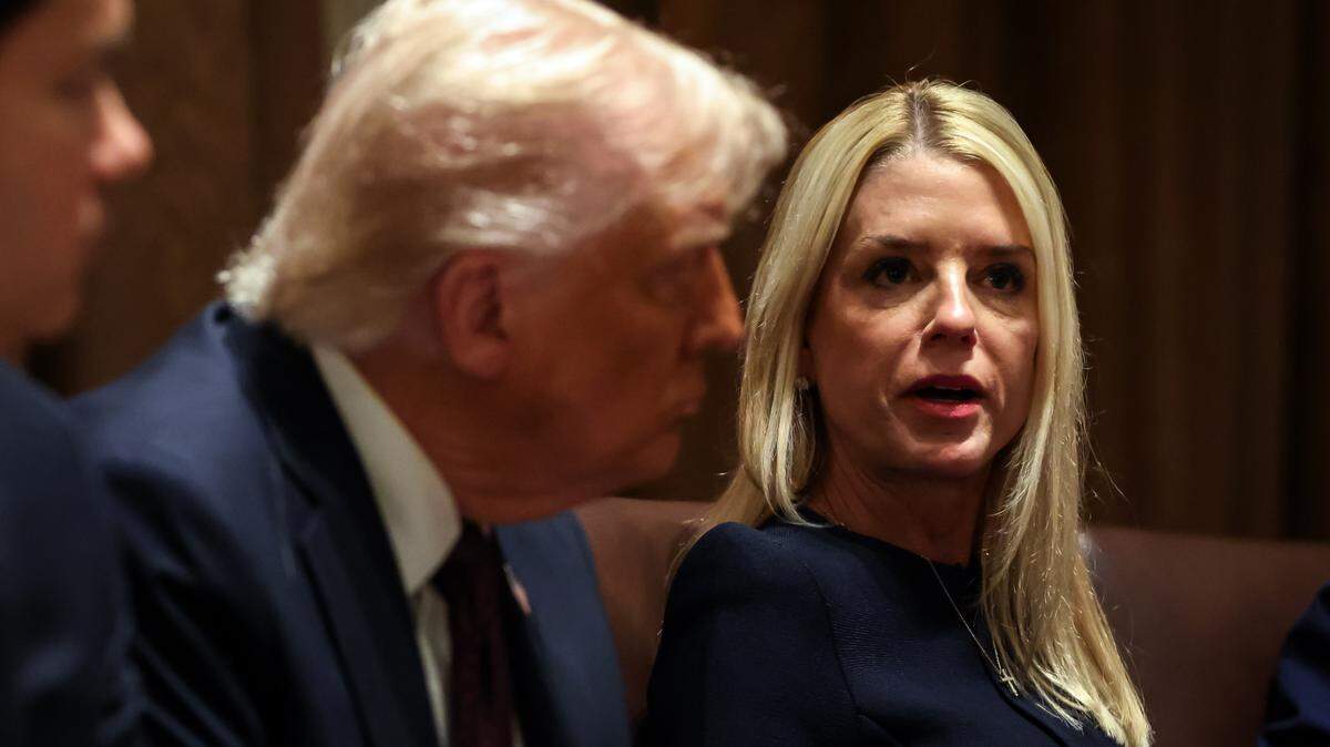 La fiscal general de Estados Unidos, Pam Bondi, habla durante una reunión con el presidente Donald Trump y miembros de su gabinete en la Sala del Gabinete de la Casa Blanca, en Washington, D.C., el 24 de marzo de 2025. (Foto de Samuel Corum/Sipa USA)