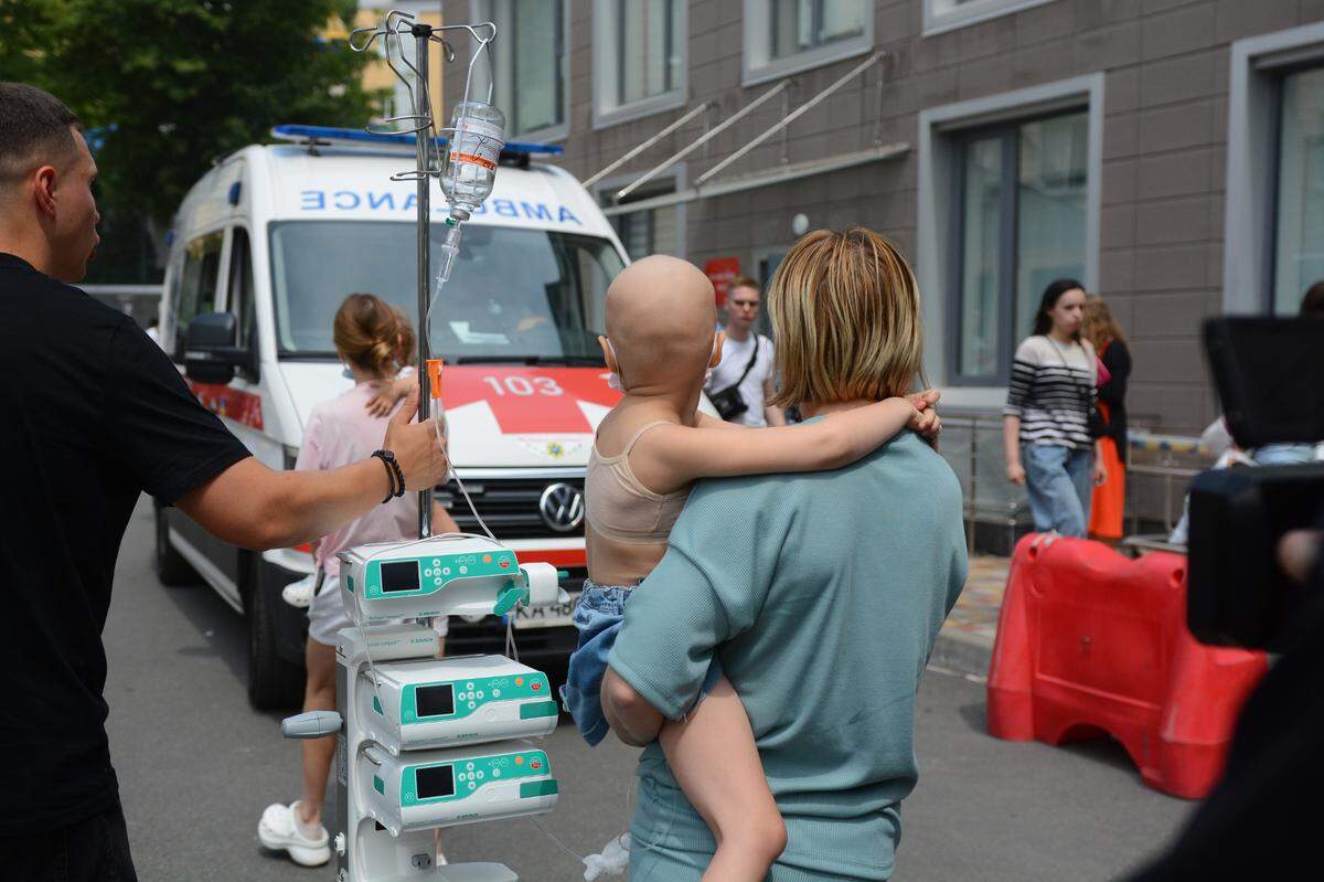 Médicos evacuan niños del hospital pediátrico Okhmatdit en Kiev, tras un bombardeo ruso que dejó decenas de muertos el lunes, 8 de julio de 2024.