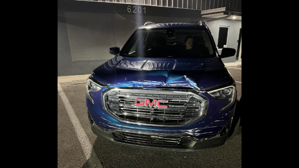 El intento de una esposa enfurecida de confrontar a su marido la hizo conducir hasta el edificio donde se había encerrado el hombre y embestir con el auto las puertas, en Fort Myers, Florida.