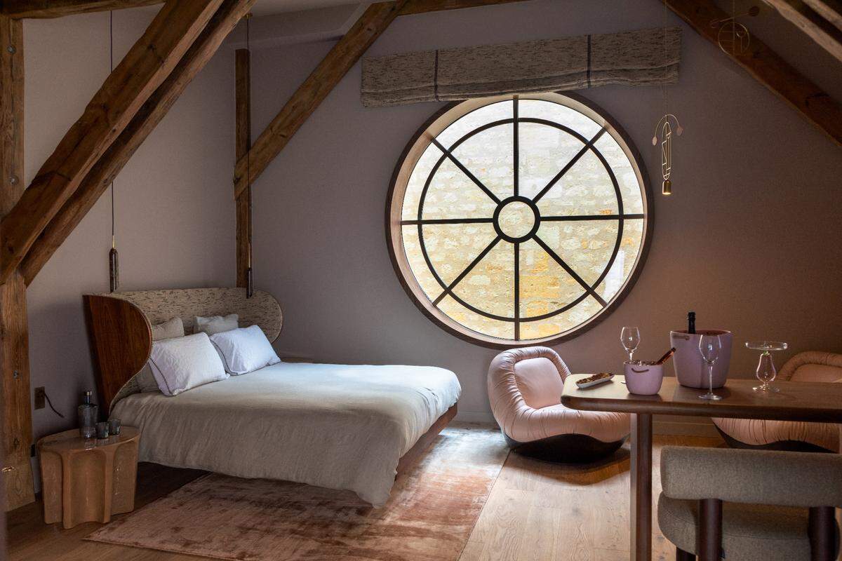 La ciudad de Burdeos ofrece una combinación única de arquitectura clásica, vida cultural vibrante y arte de vivir. En ese contexto,&nbsp;Yndo Hotel&nbsp;redefine el concepto de alojamiento boutique. 