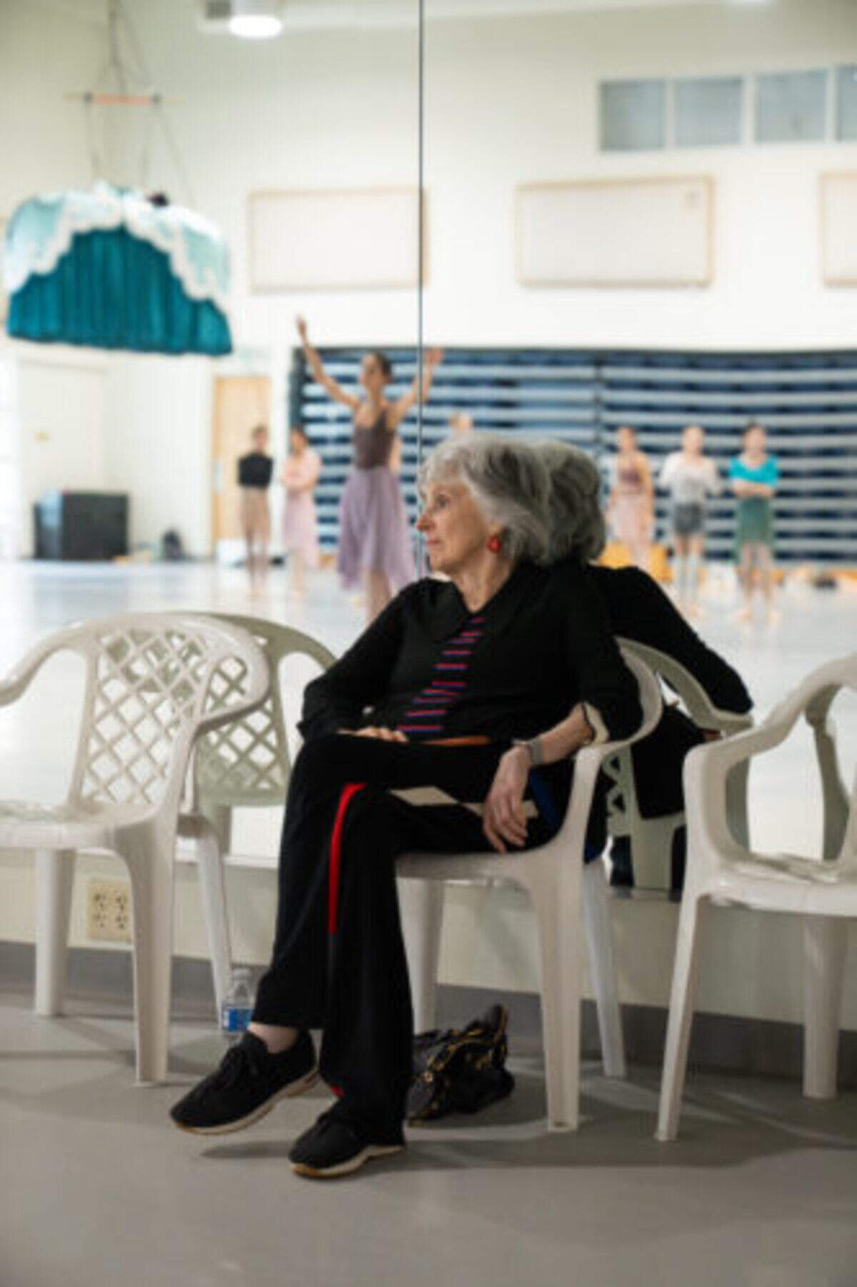 Toby Lerner Ansin observa el ensayo de “Rosas del Sur, Tres Valses para Toby”, coreografía de Alexei Ratmansky creada para celebrar su cumpleaños.