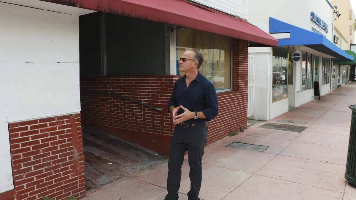 Ricky Arriola, comisionado de Miami Beach, frente a una tienda desocupada en la 72 Street en North Miami Beach.