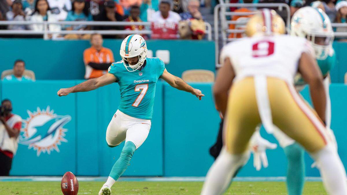 El kicker de los Dolphins Jason Sanders patea el ovoide durante la primera mitad del partido contra los 49ers de San Francisco, celebrado el 22 de diciembre de 2024 en el Hard Rock Stadium en Miami Gardens, Florida.