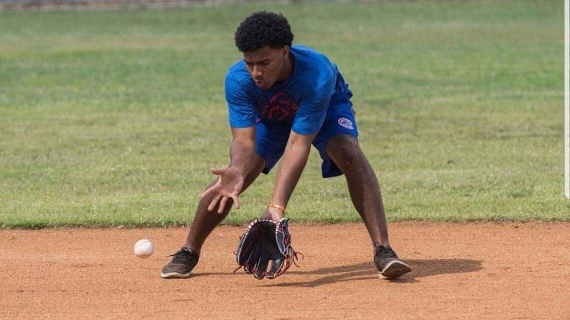 Yolbert Sánchez posee muy buenas manos en el campocorto.