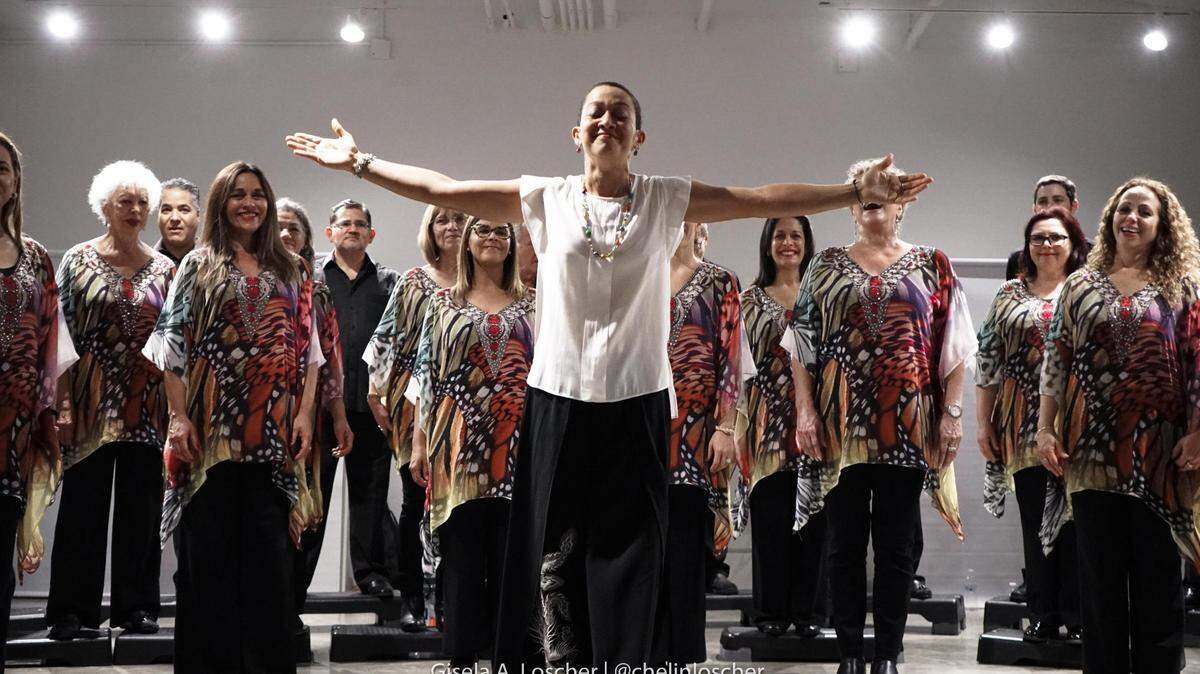 Amazonia Vocal Ensemble con su directora Anaida Carquez al frente, en Imago Art Gallery. 