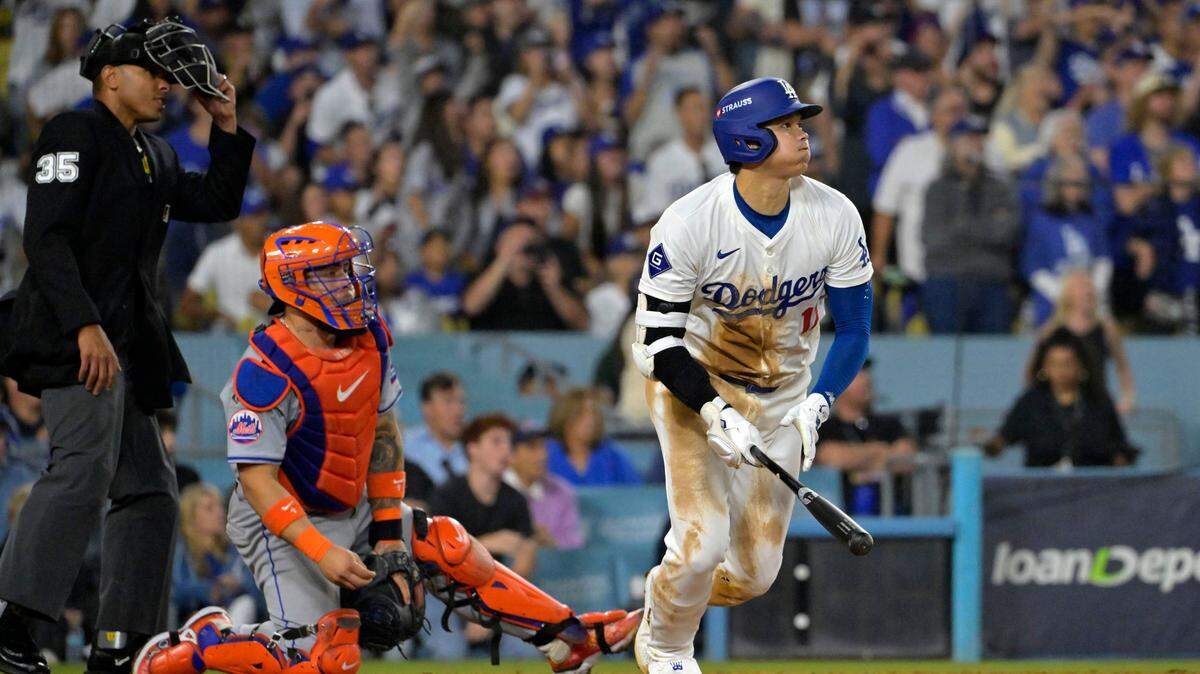 El bateador designado de los Dodgers Shohei Ohtani batea un doble en el cuarto inning ante los Mets de New York, en el primer partido de la Serie de Campeonato de la Liga Nacional, celebrado el 13 de octubre de 2024 en Los Angeles.