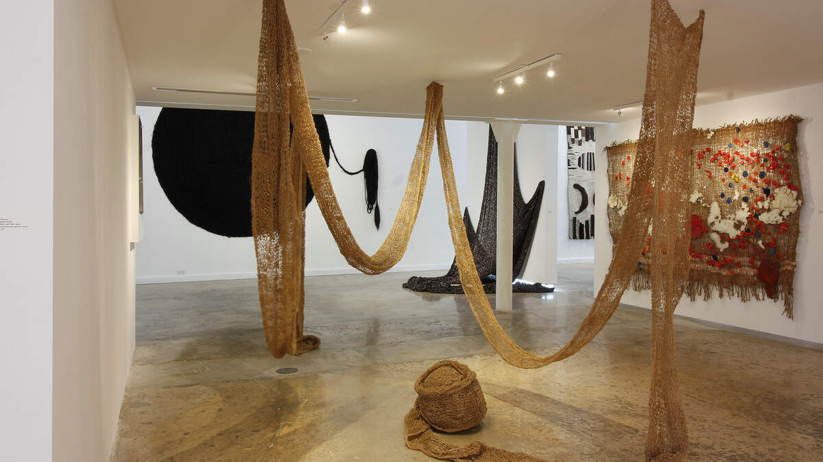 ‘Pieza de conversación’, 1981, de María Angélica Medina. Fibra de cabuya tejida. Dimensiones variables.