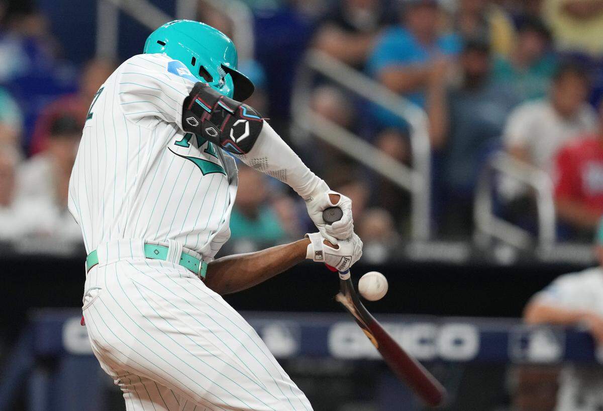 El jardinero de los Marlins Jesús Sánchez batea en el cuarto inning del partido ante los Rockies de Colorado, celebrado el 21 de julio de 2023 en Miami.