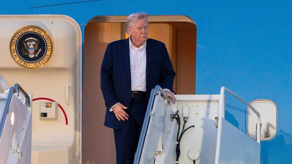 El presidente Donald Trump llega a bordo del Air Force One al Aeropuerto Internacional de Palm Beach, en West Palm Beach, Florida, el 11 de abril de 2025.