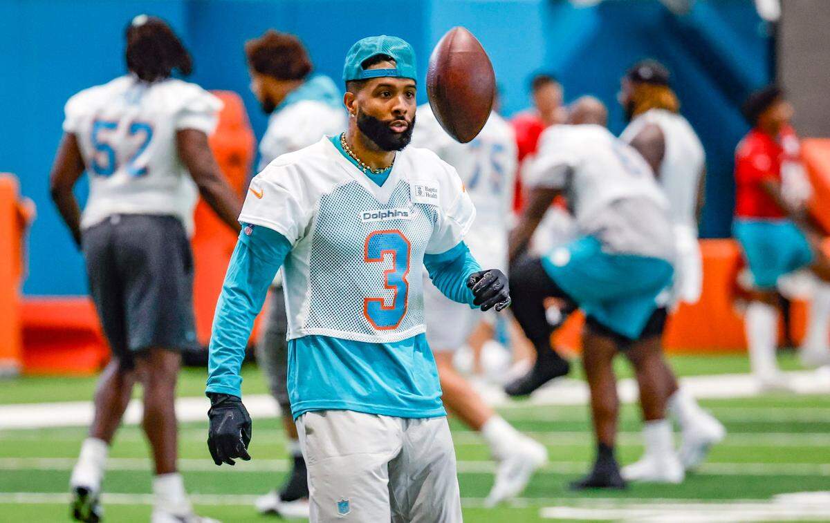 El wide receiver de los Dolphins Odell Beckham Jr. juega con el ovoide durante la práctica en el Baptist Health Training Complex en Miami Gardens, Florida, el miércoles 5 de junio de 2024.
