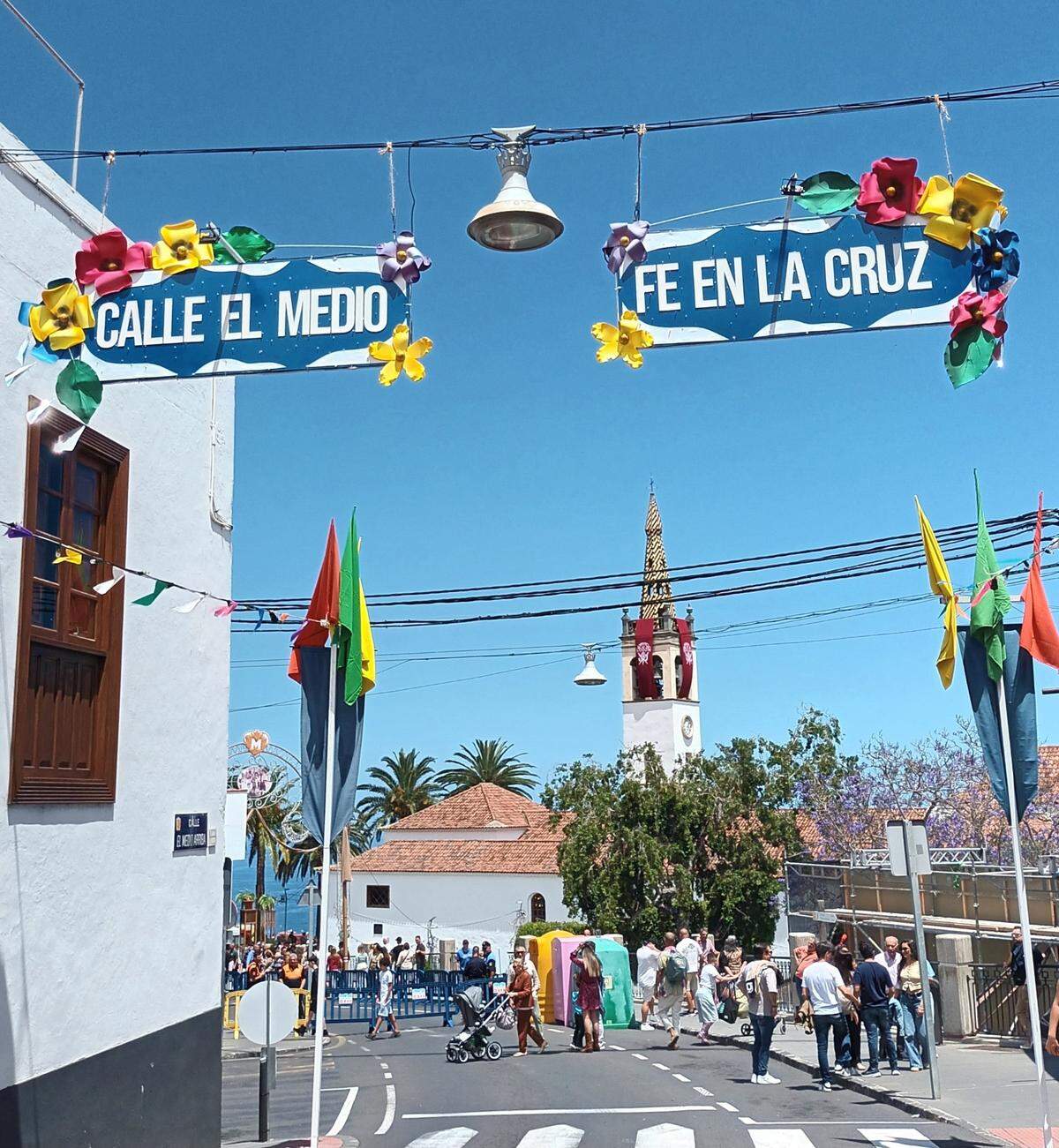 Los contendientes son de las calles El Sol y El Medio, y se esmeran en hacer la batucada con el sonido más sonoro y el baile más rumbero.