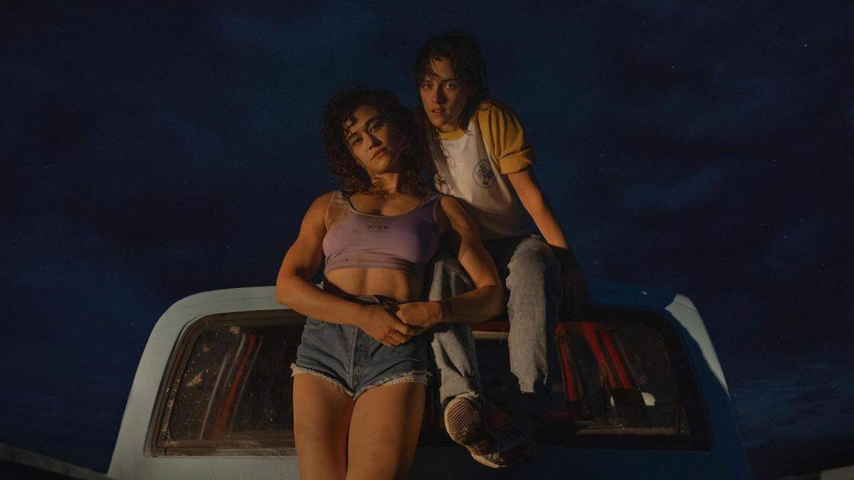 En O Cinema Miami Beach el thriller romántico ‘Love Lies Bleeding’ (2024) de la realizadora Rose Glass con Kristen Stewart, Katy O’Brian y Jena Malone.
