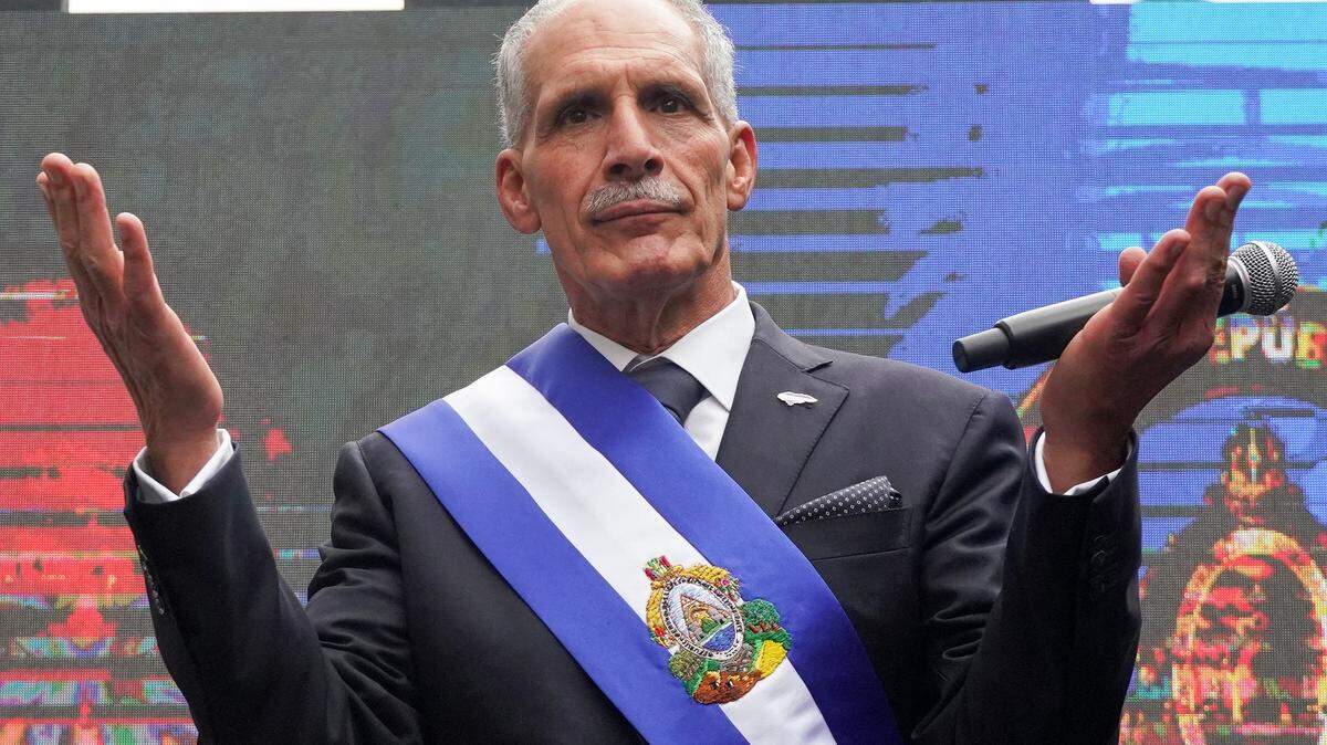 El presidente de Honduras, Nasry Asfura, gesticula mientras pronuncia un discurso tras la ceremonia de inauguración en Tegucigalpa el 27 de enero de 2026.