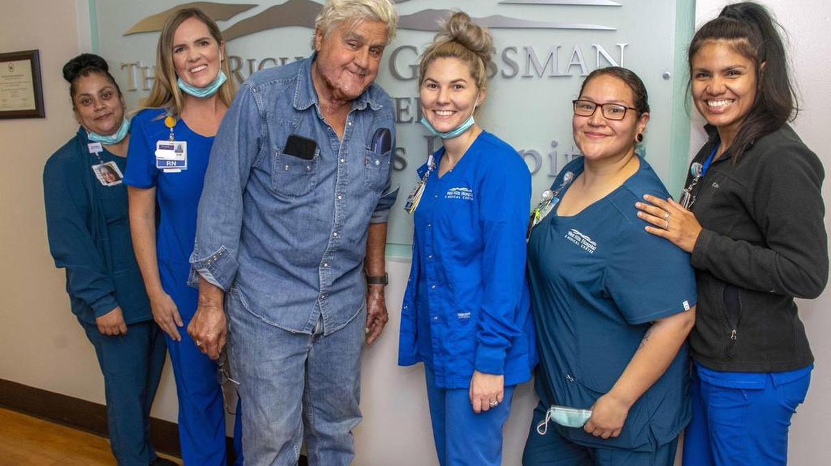 Jay Leno fotografiado con varios empleados del Grossman Burn Center en West Hills. (Cortesía del Grossman Burn Center/TNS)