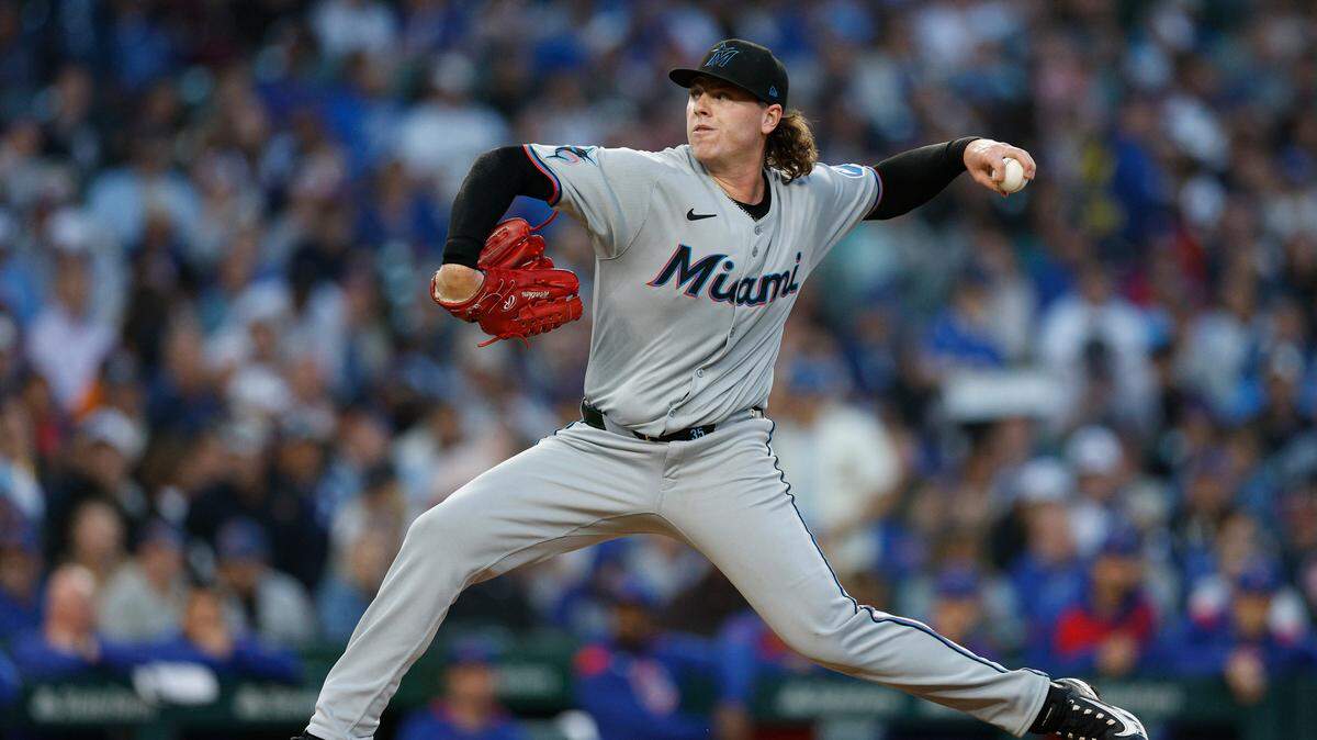 El abridor de los Marlins de Miami Ryan Weathers lanza en el cuarto inning del partido ante los Cachorros, celebrado el 14 de mayo de 2025 en Chicago.