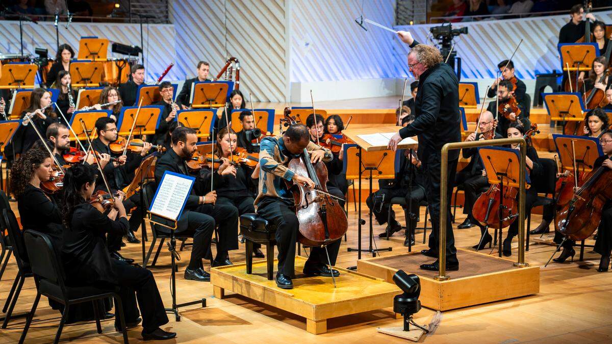 El director de orquesta Stéphane Dèneve, el chelista Sheku Kanneh-Mason y la New World Symphony.