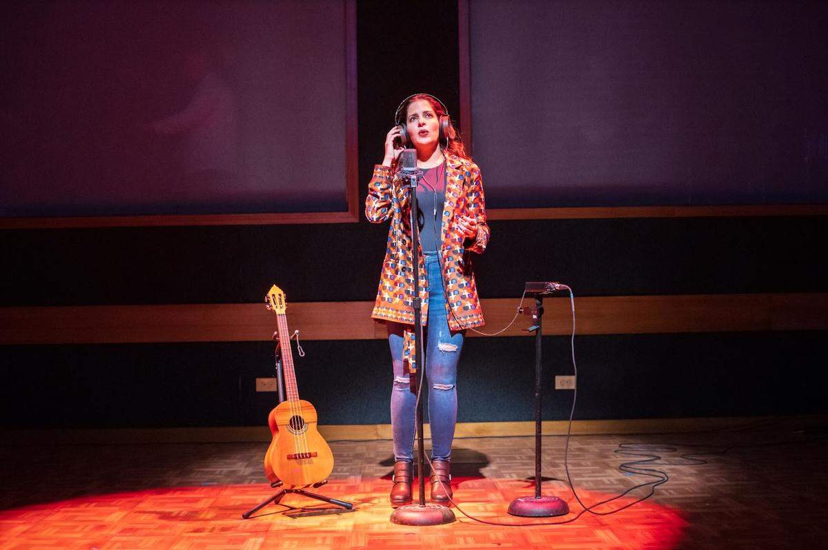 La cantante y actriz Mariaca Semprún en una escena del espectáculo musical “Papá Cuatro”, la producción de Miami New Drama que vuelve al Colony Theater de Lincoln Road, en Miami Beach, bajo la dirección de Juan Souki. 