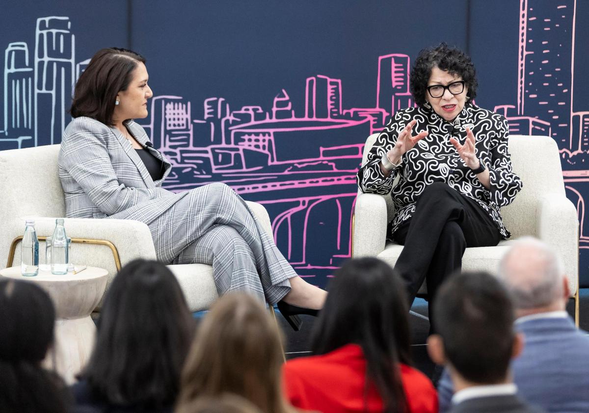 La magistrada de la Corte Suprema de los Estados Unidos, Sonia Sotomayor (dcha), y la directora ejecutiva de la Fundación Knight, Maribel Pérez Wadsworth, en el campus de Padrón del Miami Dade College el martes 11 de febrero de 2025 en Miami, Florida.