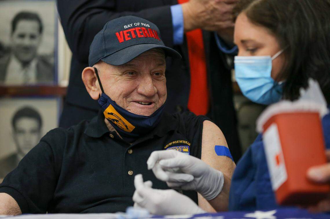 El veterano de la Bahía de Cochinos Rigoberto Montesinos, de 82 años, reacciona con una sonrisa después de recibir una inyección de la vacuna contra el COVID-19 de la enfermera de Florida Catherine Pachota del Departamento de Salud de Florida durante una conferencia de prensa con el gobernador de Florida, Ron DeSantis, en el Museo de Bahía de Cochinos y Biblioteca, en Miami, Florida, el lunes 8 de febrero de 2021.