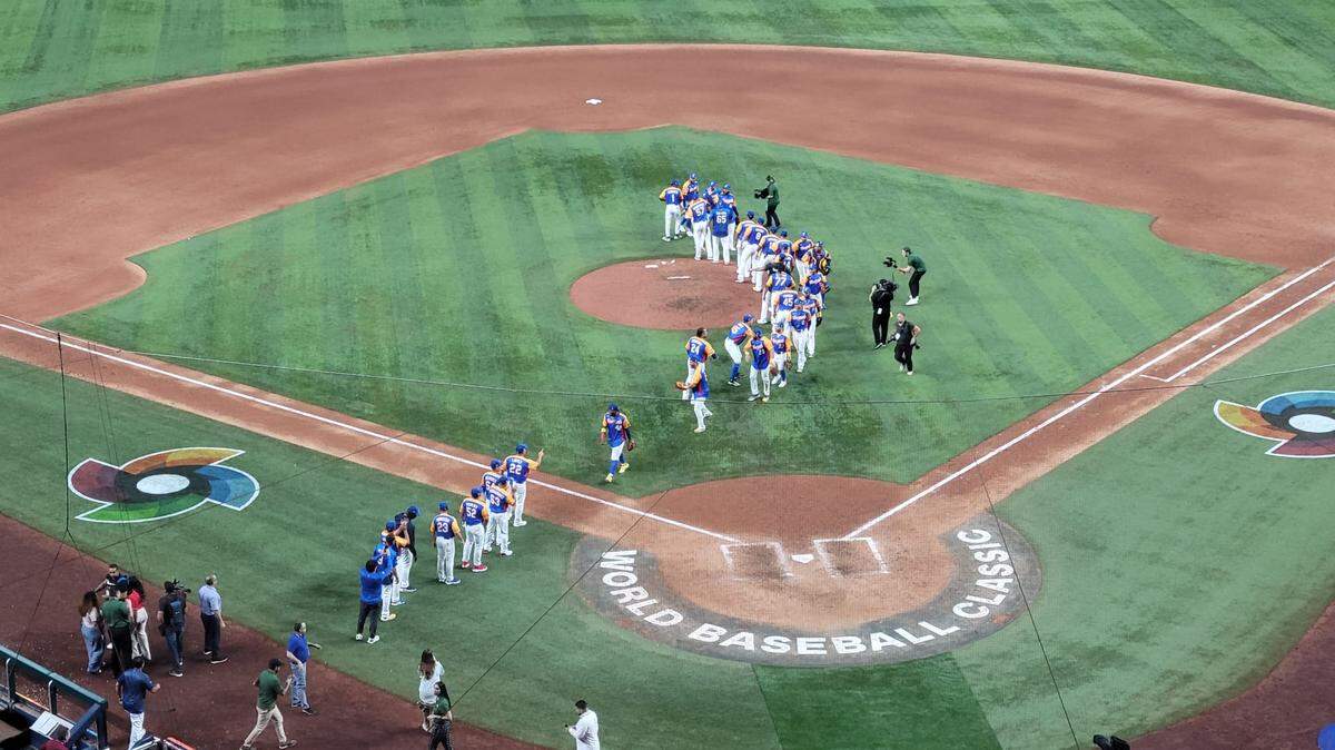 LLENO TOTAL: Venezuela vence 4-1 el sábado en la noche a la República Dominicana para el delirio de gran parte de los 35,890 aficionados que colmaron el loanDepor park en la jornada inicial del Clásico Mundial de Béisbol.
