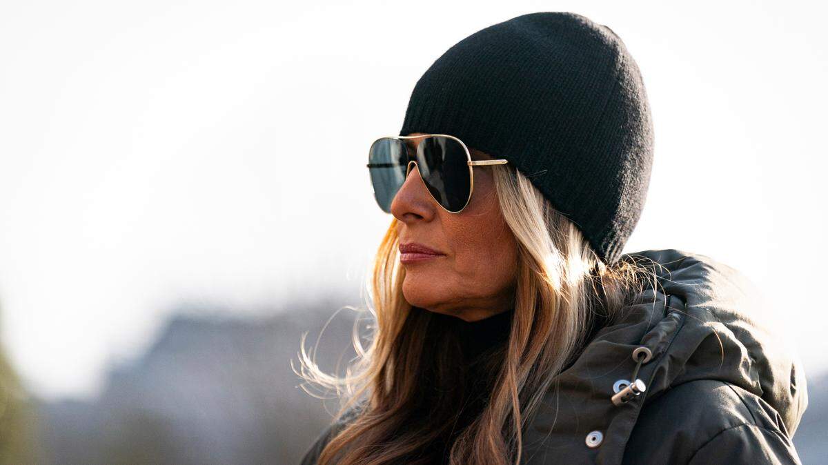 La primera dama de EE.UU., Melania Trump, observa mientras el presidente Donald Trump, no visible en la imagen, habla con los medios de comunicación en el jardín sur de la Casa Blanca antes de abordar el Marine One en Washington, D.C., el viernes 24 de enero de 2025. 
