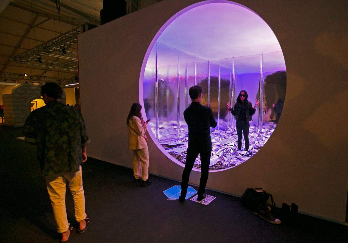 Danielle Payton, de Miami, posa para una foto dentro de ‘The Bedroom’ del artista Harry Nuriev en Design Miami el 30 de noviembre de 2021.