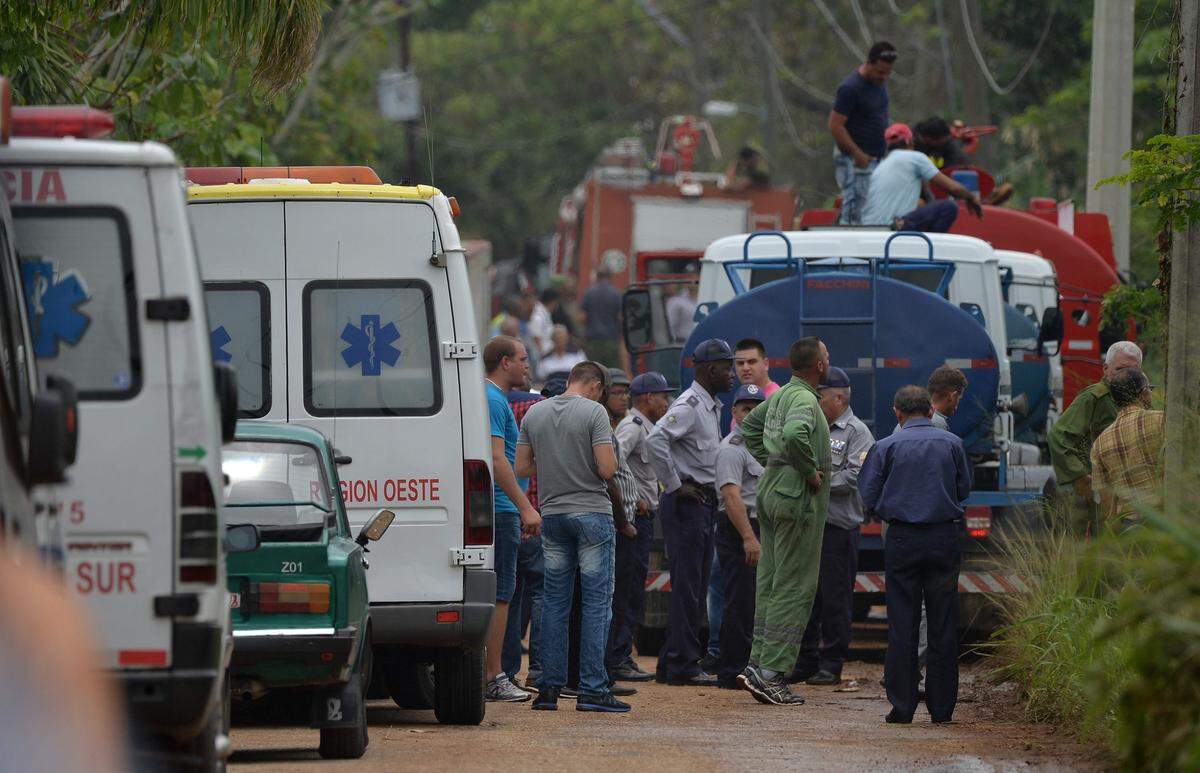 El personal de emergencia trabaja en el lugar del accidente después de que un avión se estrelló después de despegar del aeropuerto José Martí de La Habana el 18 de mayo de 2018.