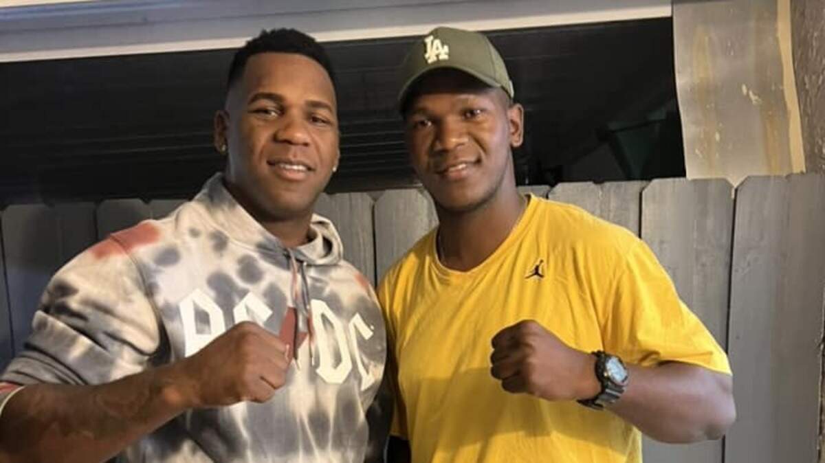 Lenier Peró (I) junto a su hermano Dainier, quien llega a Miami con la idea convertirse en boxeador profesional.