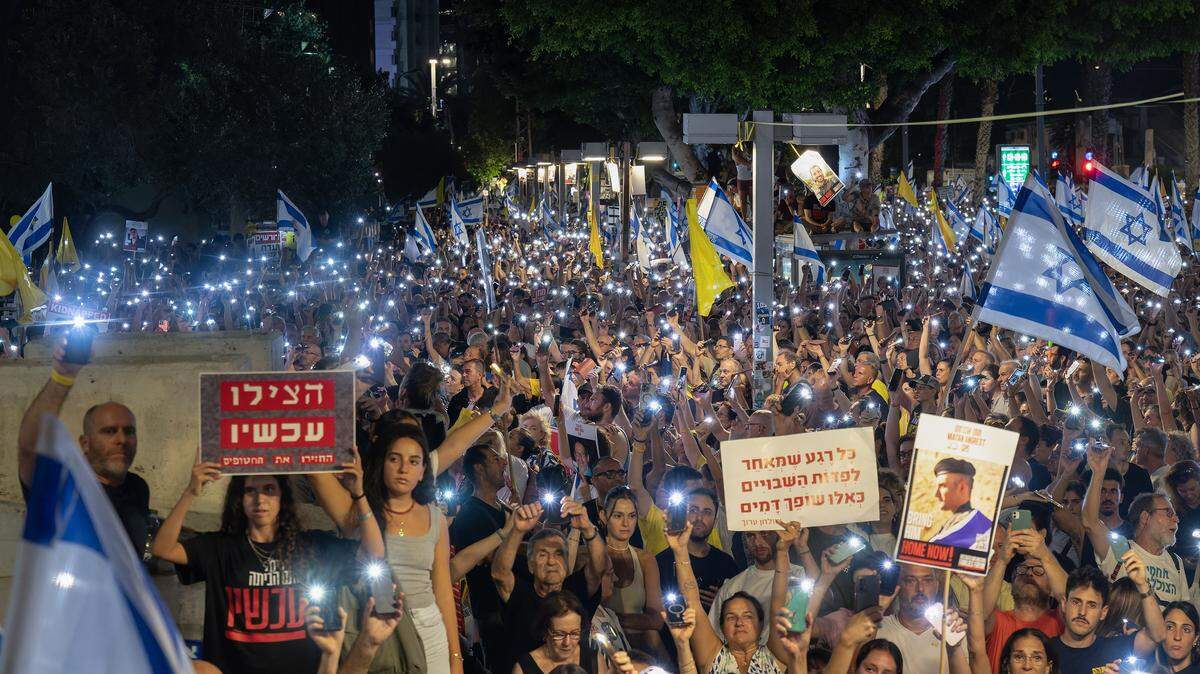 Miles de personas exigen la liberación de los rehenes israelíes que tiene Hamás, el domingo 17 de agosto de 2025, en Tel Aviv, Israel. La protesta congregó a más de 400,000 personas y ha sido la más grande a favor de la liberación de los rehenes, según fuentes israelíes.