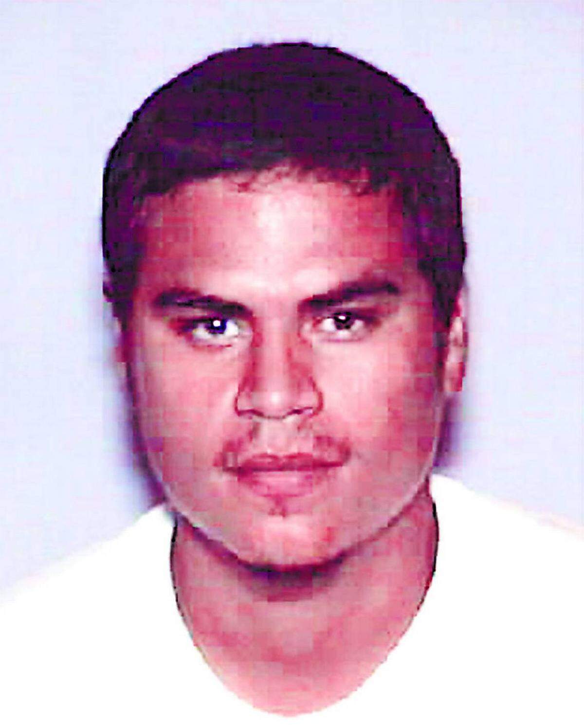 José Padilla era un pandillero de Chicago que, según la Fiscalía Federal, se convirtió en reclutador de la organización terrorista al Qaida después de mudarse al área de Fort Lauderdale. En la actualidad, cumple 21 años de cárcel.