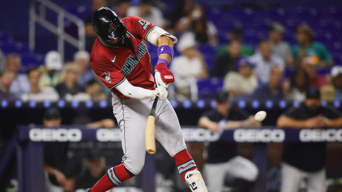 El jardinero de los Diamondbacks de Arizona Lourdes Gurriel Jr. pega un jonrón en el sexto inning del partido ante los Marlins, celebrado el 20 de agosto de 2024 en Miami.