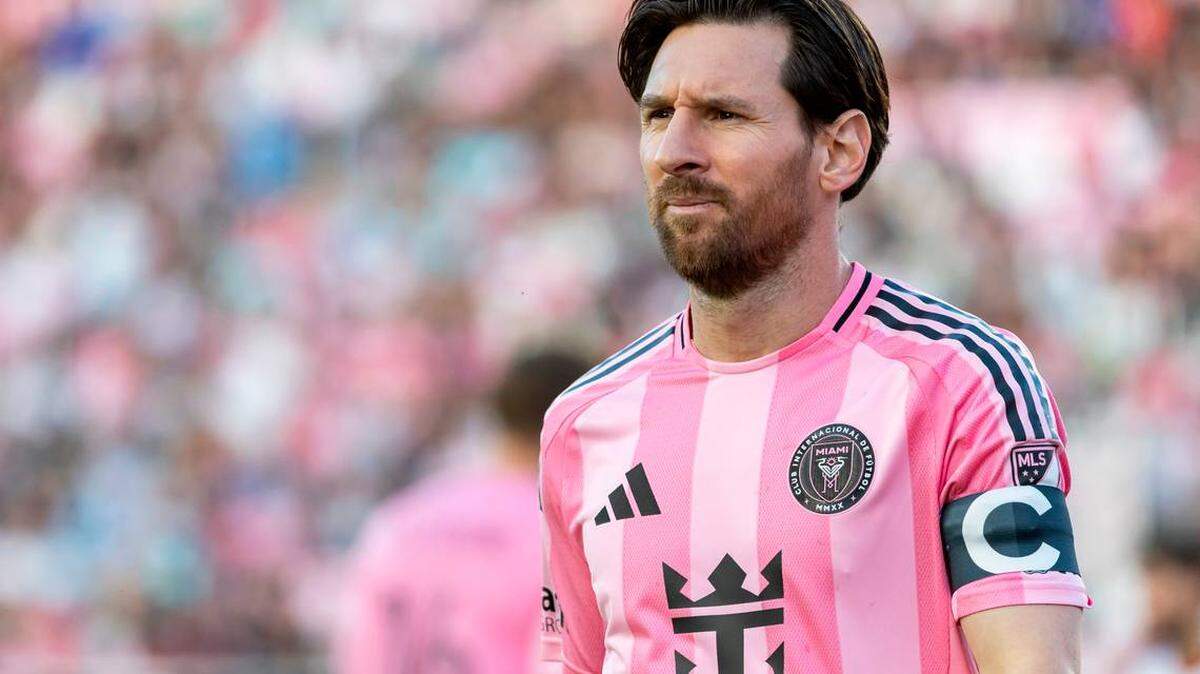 El delantero del Inter de Miami, Lionel Messi (10), se dirige a lanzar un tiro de esquina contra el Toronto FC en el primer tiempo de su partido de la MLS en el Chase Stadium el domingo 6 de abril de 2025 en Fort Lauderdale, Florida.