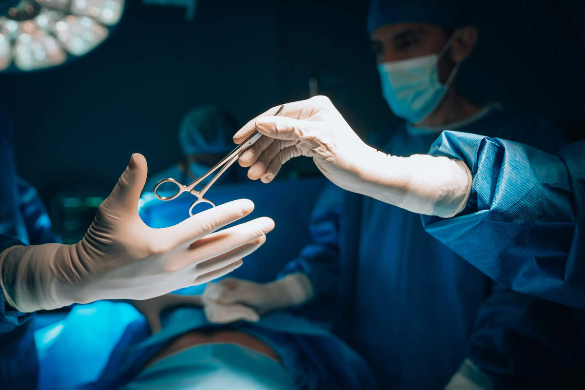 La tarea del instrumentista es crucial en el quirófano, donde algunas operaciones pueden durar horas. 