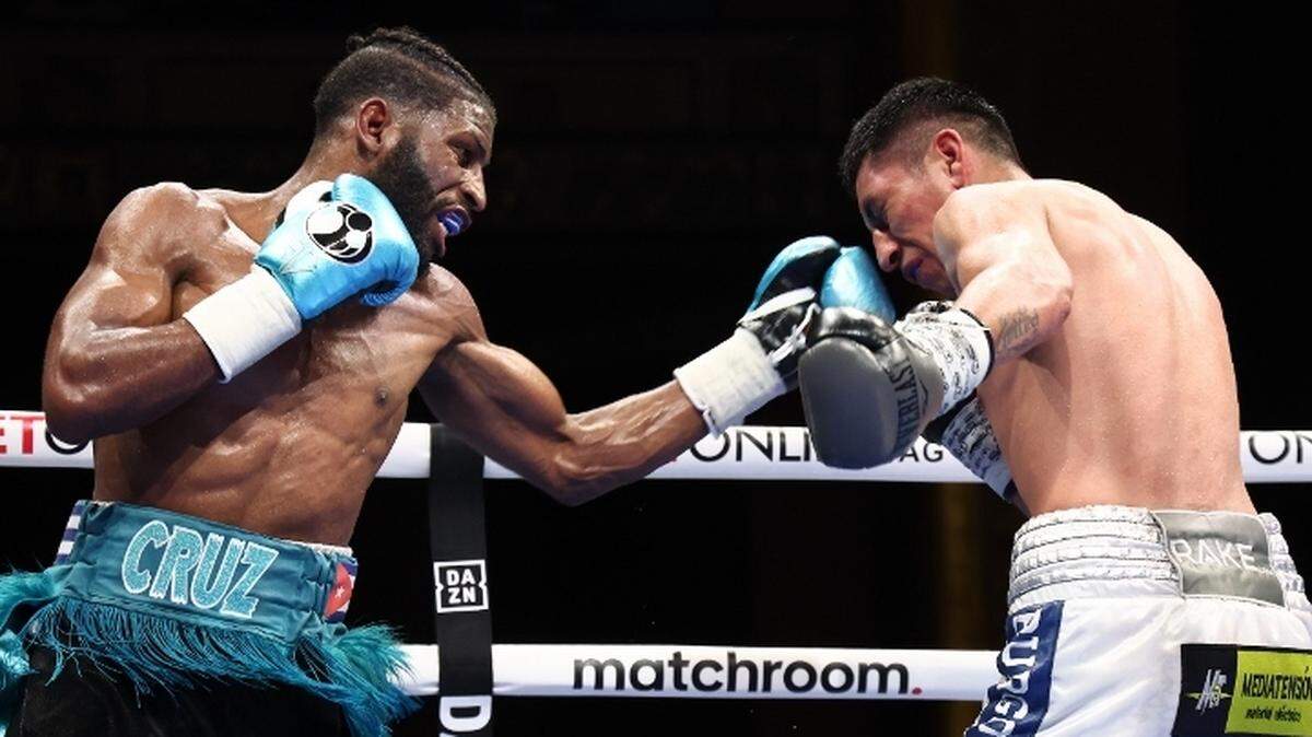 El debut de Cruz en el pugilismo profesional fue simplemente una clase de boxeo, luego de que derrotara por decisión unánime al mexicano Juan Carlos Burgos en 10 rounds, en la cartelera celebrada el pasado 16 de julio en el Masonic Temple de Detroit, Michigan.
