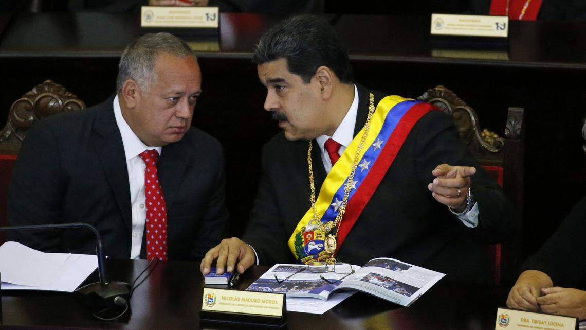 El gobernante de Venezuela, Nicolás Maduro (der.), conversa con Diosdado Cabello, número dos del chavismo, el 24 de enero del 2019 en Caracas.