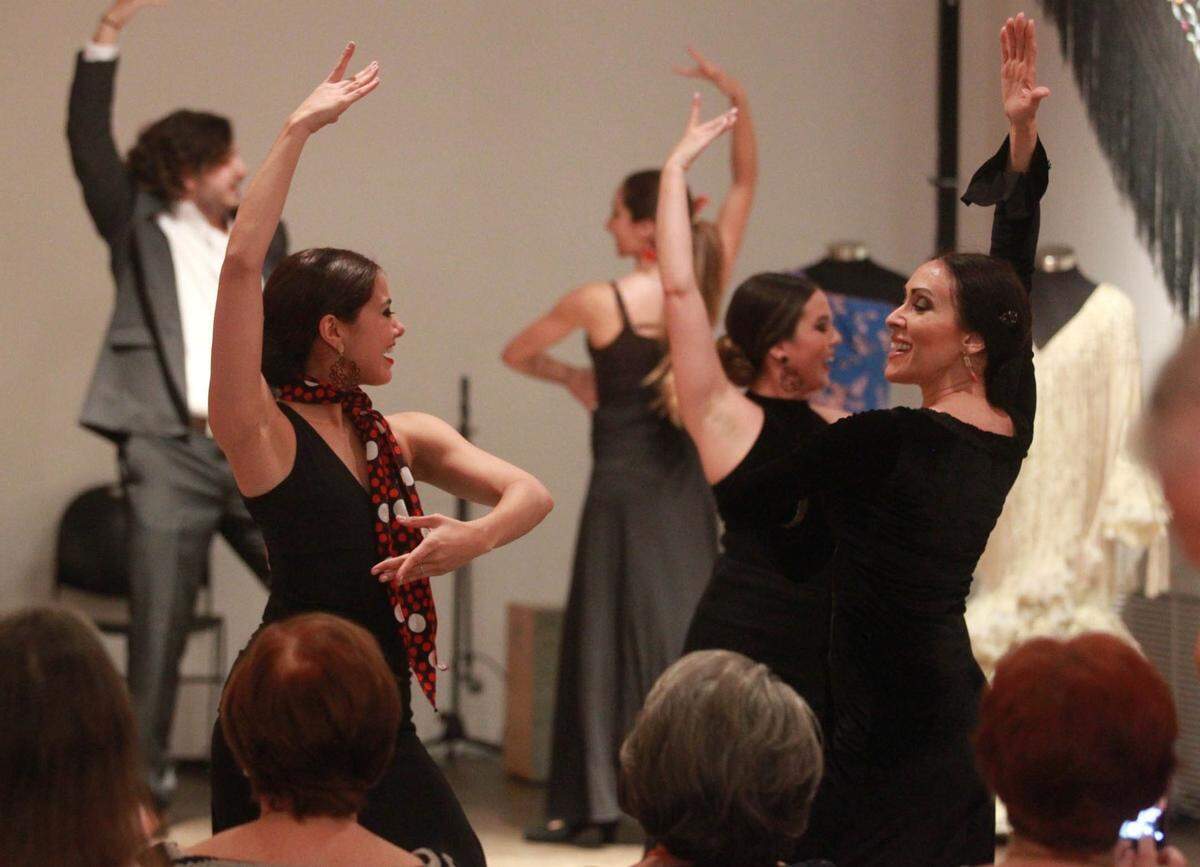 Iniciado por la bailarina y coreógrafa Clarita Filgueiras, este estudio de baile es un refugio para aquellos que buscan aprender flamenco. Bela Alvarez, (centro) junto a Clarita Filgueiras, (centro dcha).